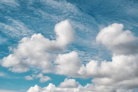 蓝色天空白色卷积云图片